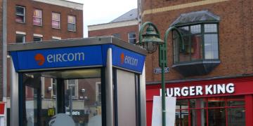 Enseignes, street art & drapeaux