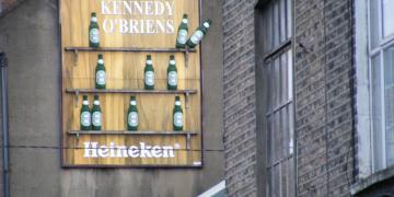 Enseignes, street art & drapeaux