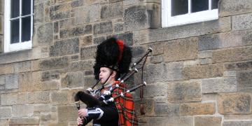 Affiches, drapeaux & artistes