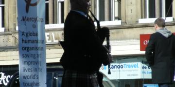 Affiches, drapeaux & artistes